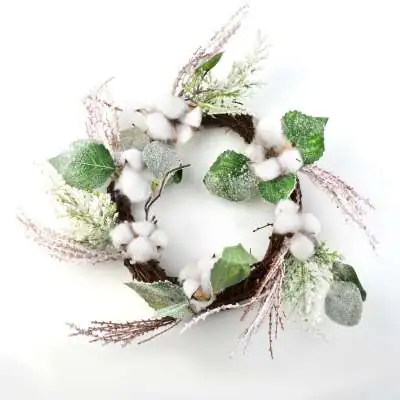 Zelený zasněžený věnec s větvičkami, listy a...